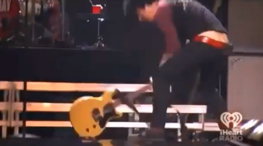 Så här såg det ut när Armstrong började slå sönder sin gitarr. 